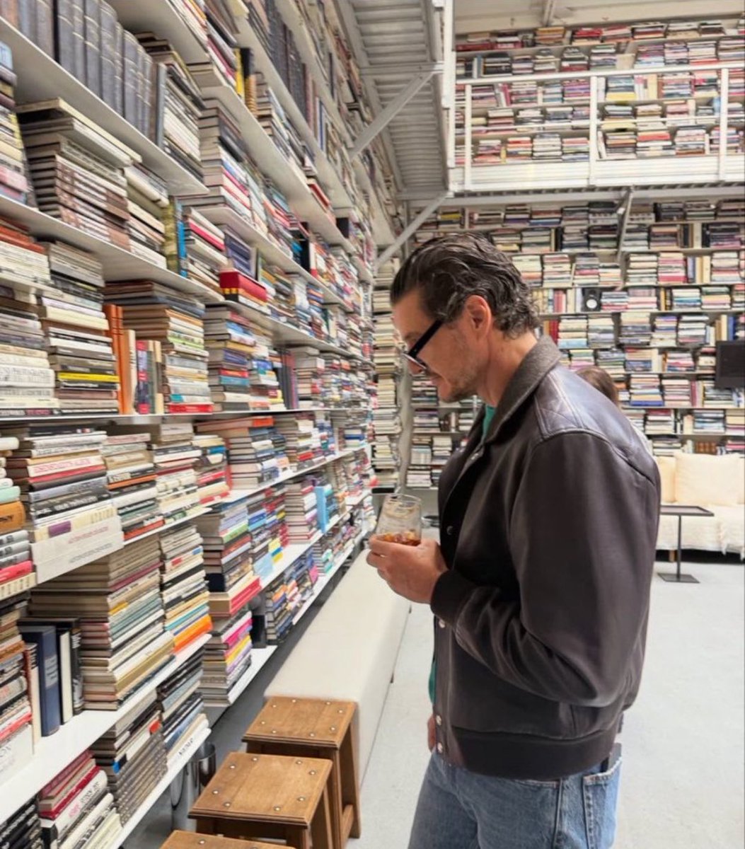 _Pascalispunk__'s tweet image. Lost in books... found the whiskey.
#Booklover 📚🥃