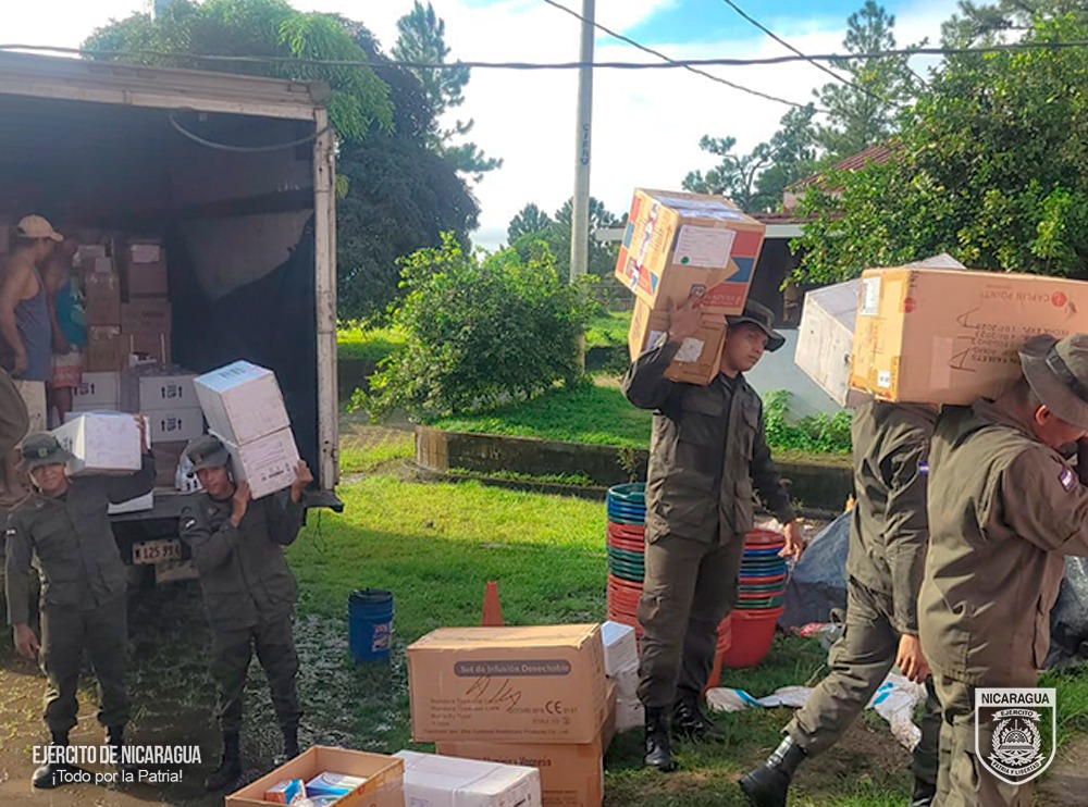 EjercitoNic's tweet photo. #NOTAINFORMATIVA | A través del Batallón Ecológico #BOSAWAS, en coordinación con el @MinsaNicaragua, se participó en el descargue de 400 cajas y 40 bolsas quintaleras con insumos médico, en la bodega del Hospital de #Alamikamba. #TodoPorLaPatria https://t.co/xunPkI587o