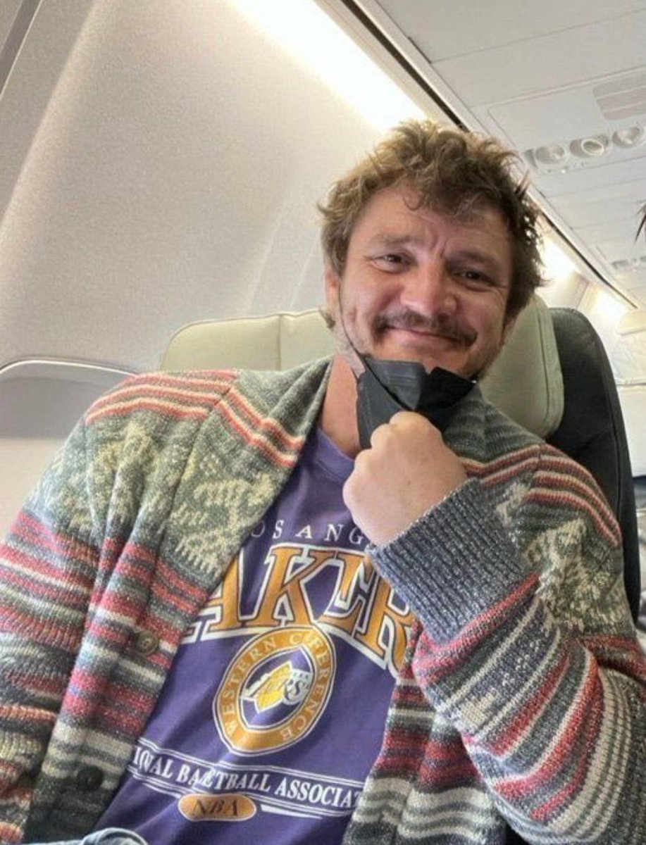_Pascalispunk__'s tweet image. Cozy cardigan, Lakers pride, and 30,000 feet of pure comfort. ✈️💜