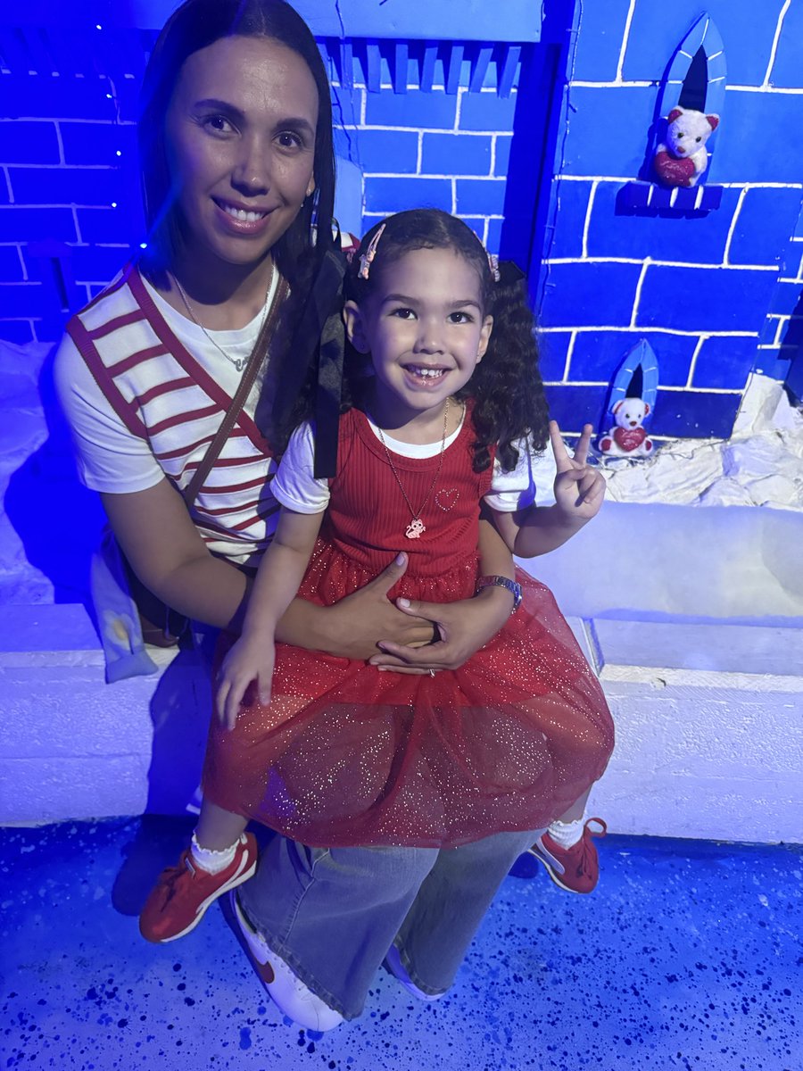 RobynSnayers's tweet image. Christmas lights with my crew❤️