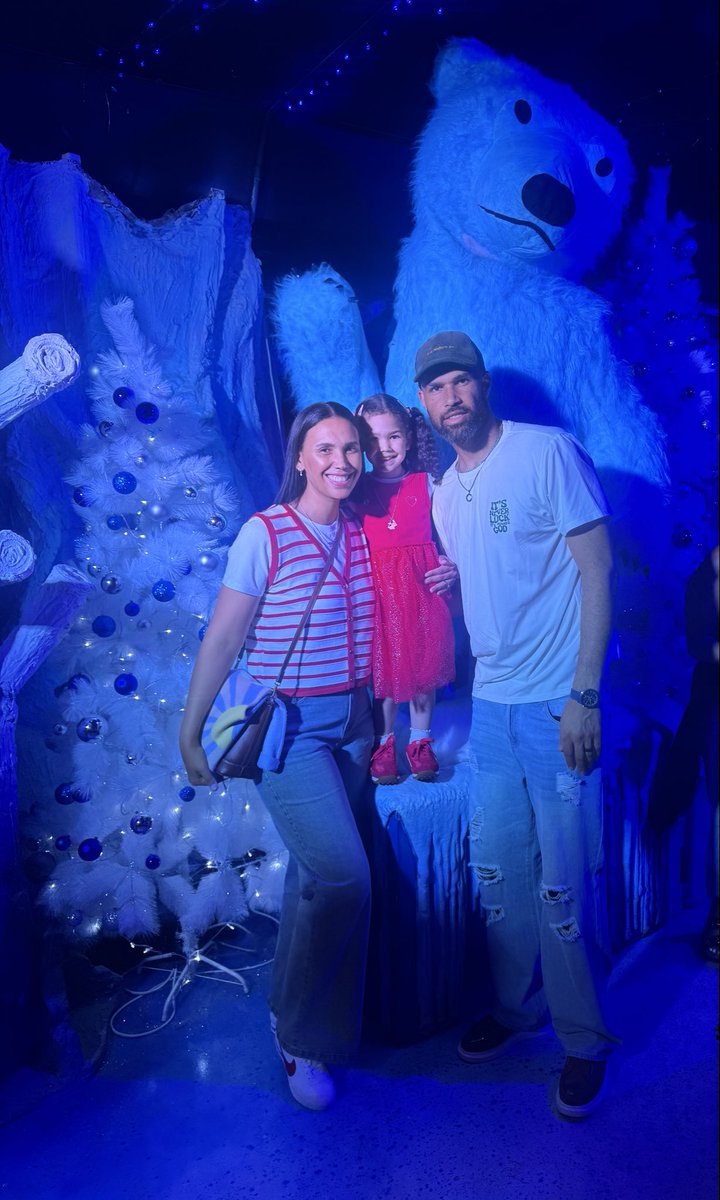 RobynSnayers's tweet image. Christmas lights with my crew❤️