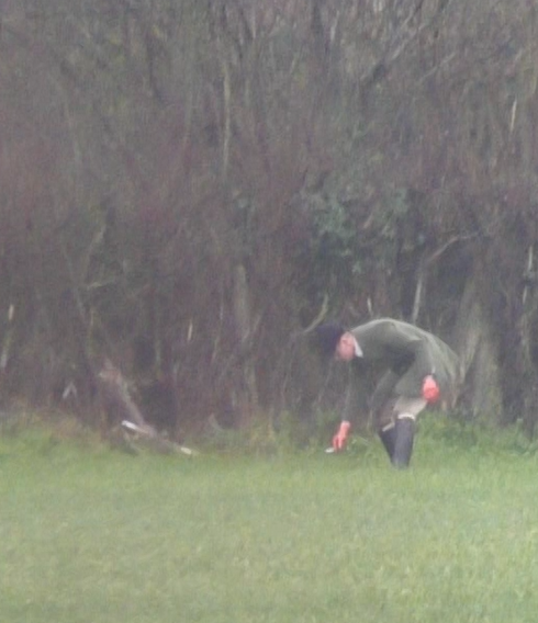 NDHuntSabs's tweet image. Even more sickeningly it seems the deer had to be finished off with a knife. The whip can be seen wiping a knife on the ground. That fawn suffered. Hounds do not kill instantly, they go for the back end. Footage here facebook.com/reel/127573122…