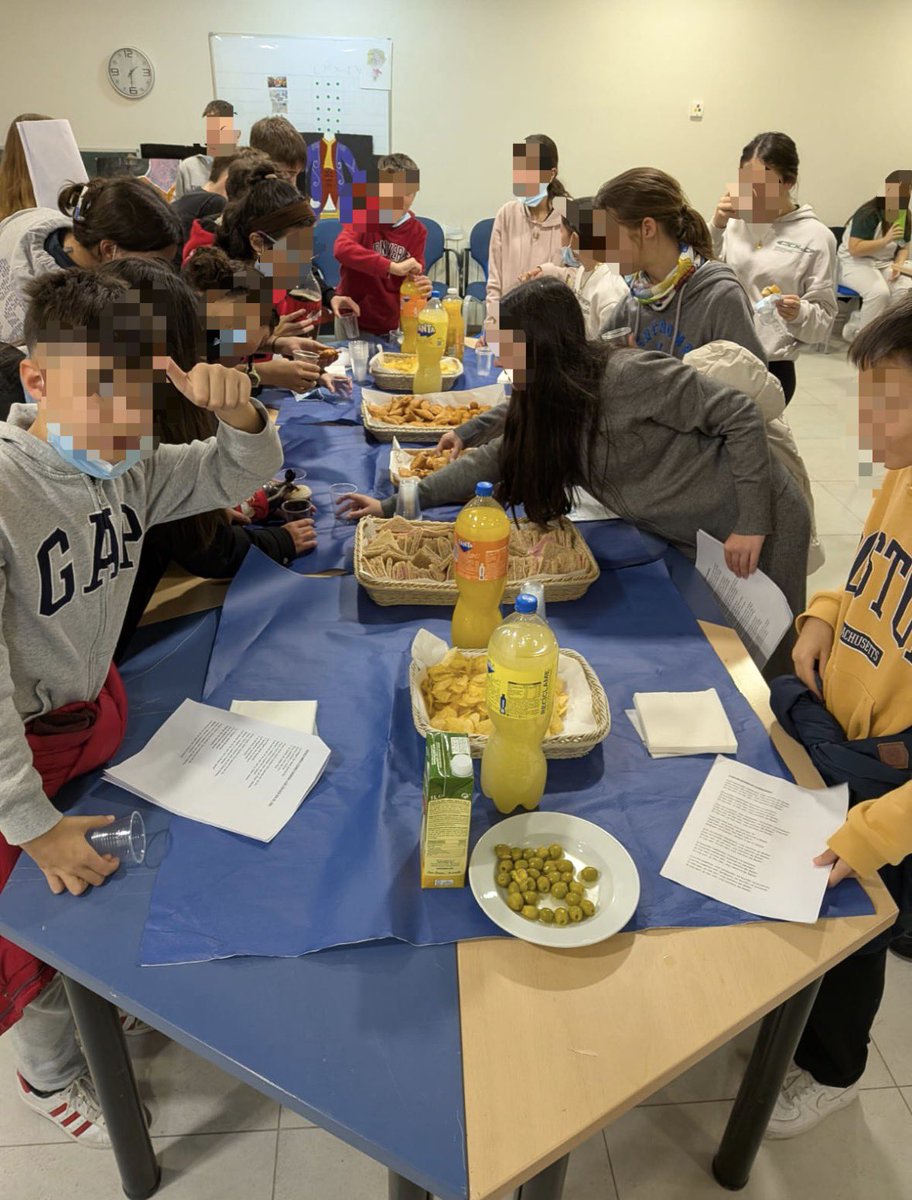 Hoy algunos de nuestros cursos de 1 ESO han llevado la Navidad a las residencias ORPEA y SANITAS de Las Rozas. Allí, han cantado villancicos, han llevado felicitaciones de Navidad (que han hecho en Lengua y en Francés). ¡Ha sido mágico! 
¡Gracias a ambas residencias por este día!