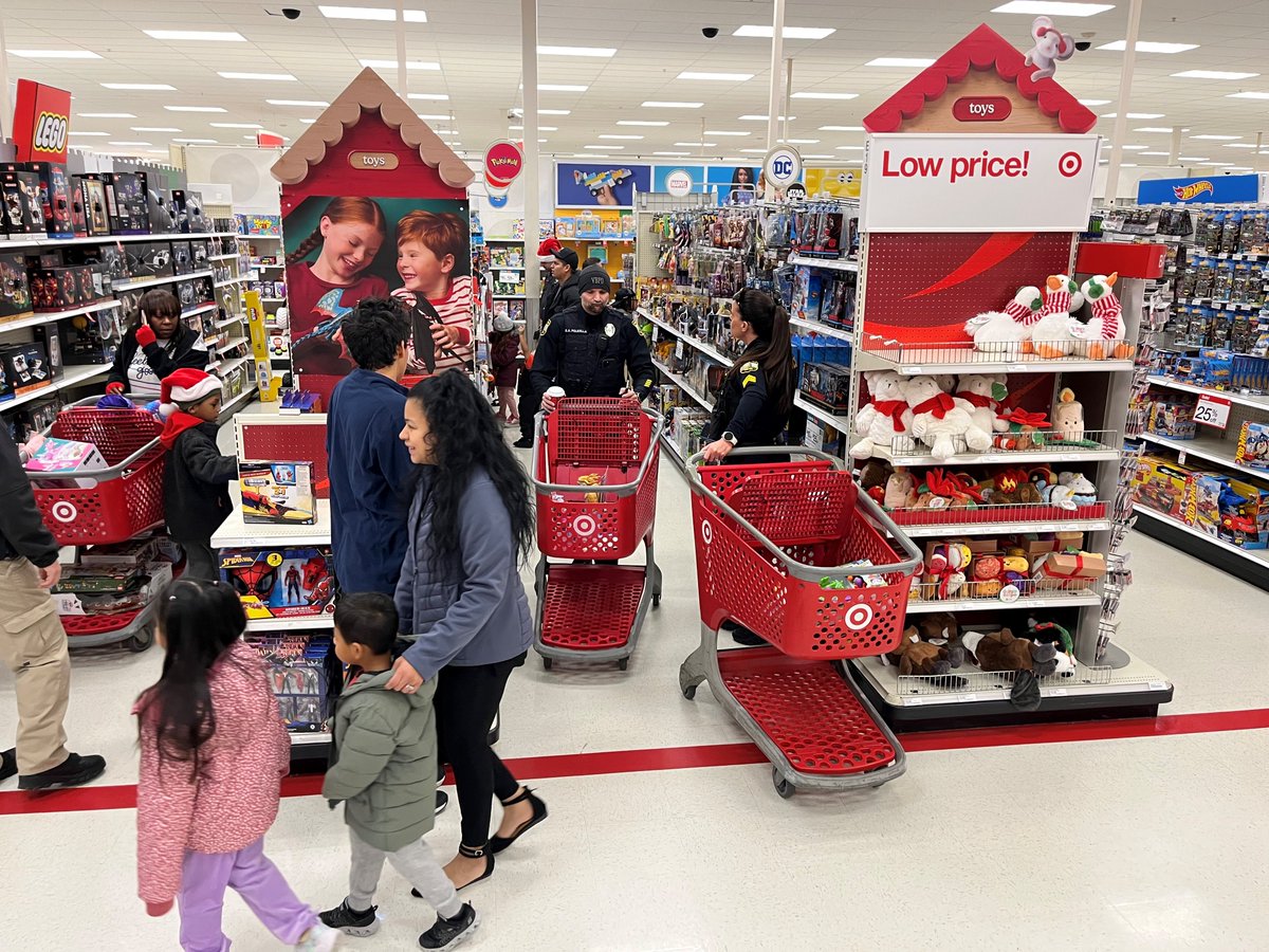 ❄️🎄Shoutout to VB FOP Lodge #8 and the <a href="/VBPD/">Virginia Beach Police Department</a>  for a successful Cops &amp; Kids event! More than 60 kids, 50 officers and 17 patrol aides shared holiday magic as each child shopped with an officer at Red Mill Target. Community at its best. ❤️