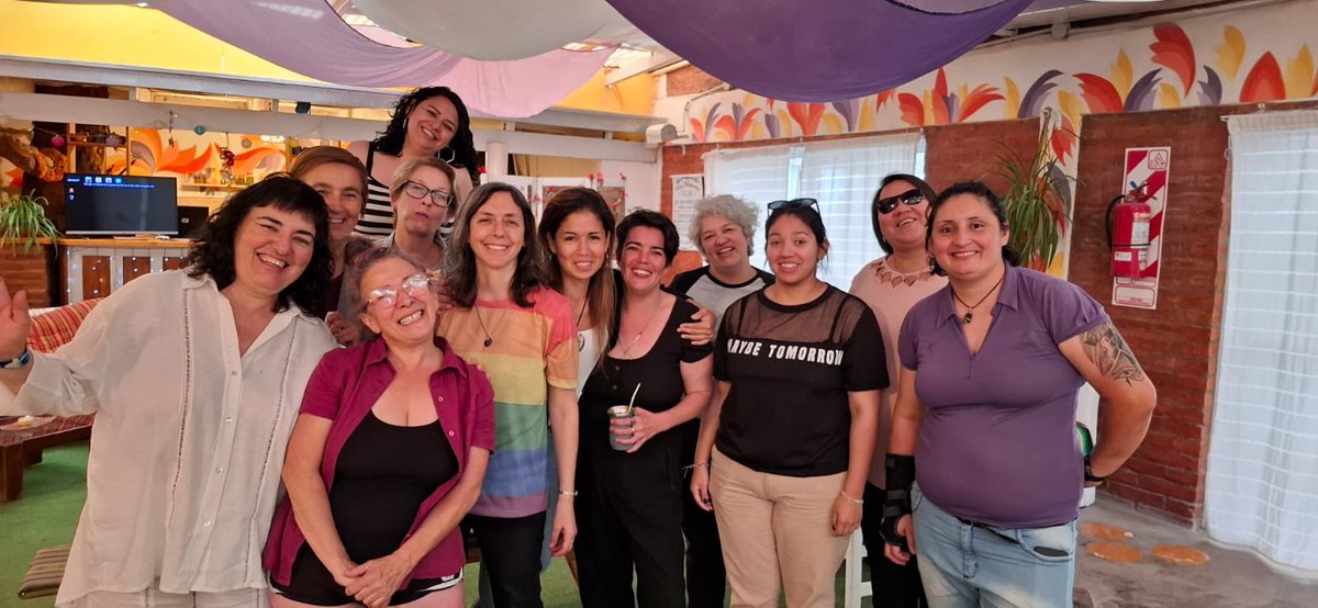 En un contexto donde pareciera que nos quieren arrebatar todos los avances que conseguimos en igualdad de género, las mujeres tenemos que ser más fuertes que nunca. 

Gracias por acompañarnos este fin de semana en Trelew con el taller “Habitar el vínculo lésbico” 💪🏻