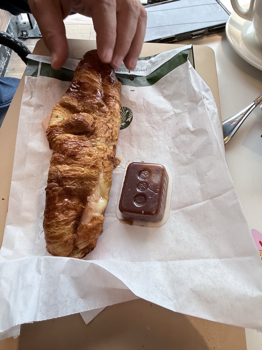 danieladromany's tweet photo. @StarbucksMex pedí por pick up y cuando lo abrimos estaba así :( https://t.co/L2gy2Eh0MC