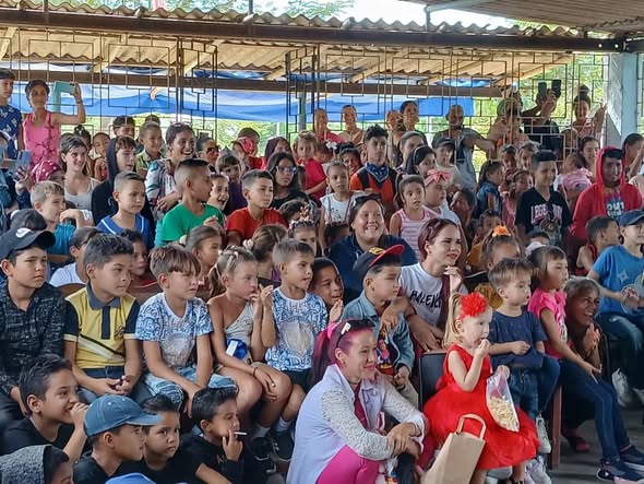 CNCTVGranma's tweet photo. El proyecto Devolviendo Esperanza cautivó y enamoró al público de Pestan en CAUTO CRISTO, el Circo Granma, Proyecto TAREQUEANDO, la guaguandunga, y el mismísimo José Alberto el Ruiseñor, es el elenco que nos presentamos en estas jornadas
"DEVOLVIENDO ESPERANZA"
#ProvinciaGranma https://t.co/3MdkoOxCBX