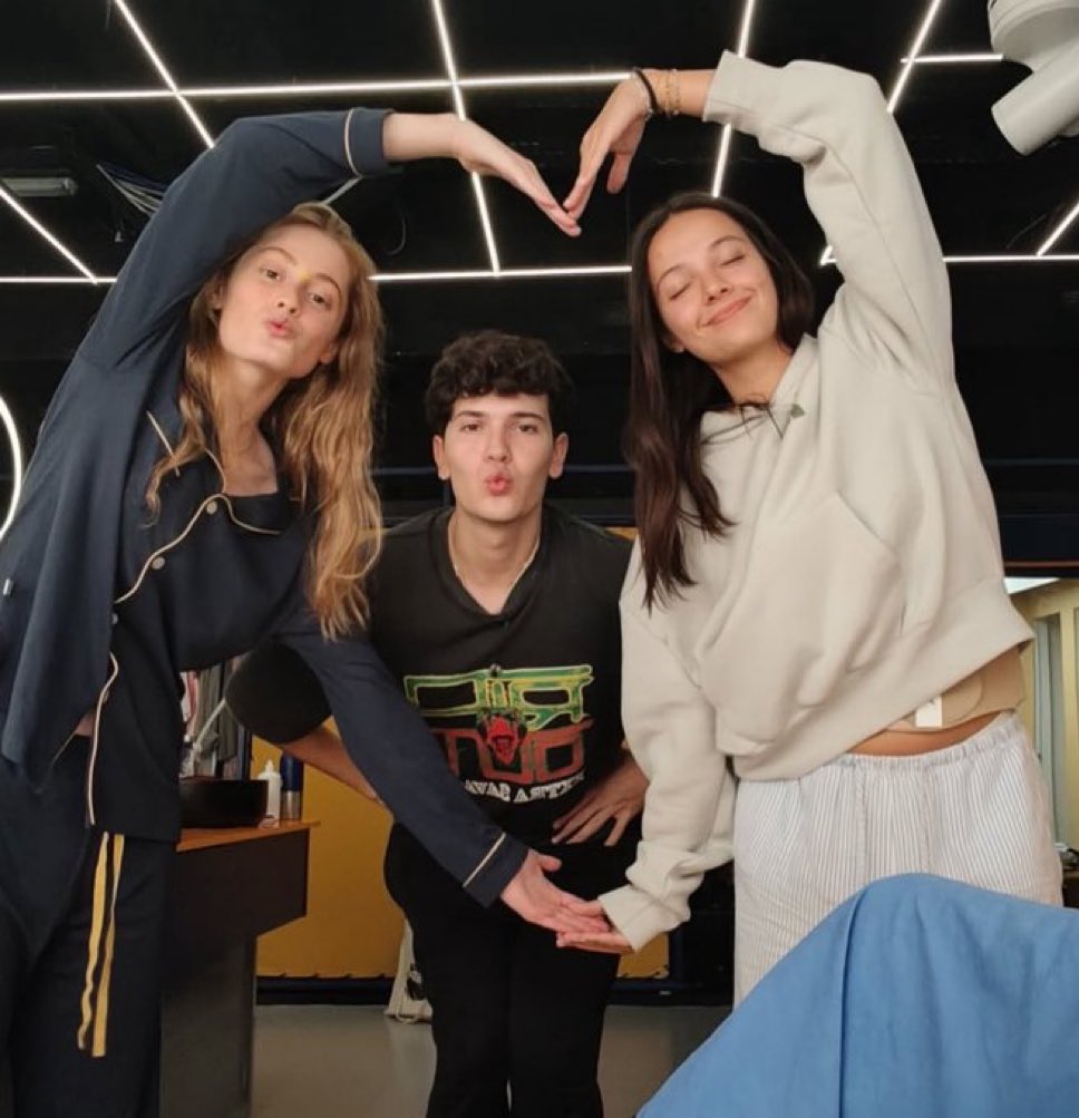 fairyaiti's tweet photo. gracias: olivia, claudia y crespo 

habéis sido mi ot2025, sin vosotros no me habría enganchado a esta edición, sin duda los habéis sido TODO, gracias por haberme alegrado cada día de estos tres meses. mis clivia, mis akureyri, mis messy, mis golden, OS QUIERO 🥲💗 https://t.co/oFrzjZX8Tn