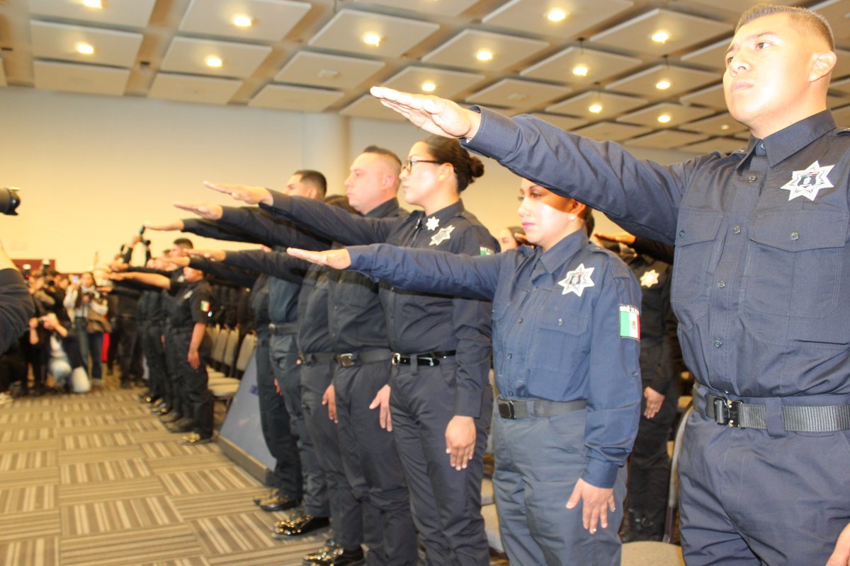 El Ing. Álvaro Ugalde Chaparro, Presidente del XIX Comité Directivo de la #CMICQuerétaro, asistió a la Graduación de la Policía Queretana 2025, encabezada por el Gobernador Mauricio Kuri González, junto a autoridades estatales y municipales.