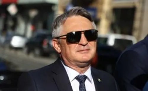 TGOximoron's tweet photo. Da je ovaj izrod rođen kao Mujo Komšić,danas bi bio kita marijanova. No,nazvaše ga Željko,pa sad vodi državu u kojoj ga nitko ne priznaje,ali svi za njega glasaju.BiH je jedina zemlja gdje te biraju oni koji te ne predstavljaju, a predstavljaš one koji te nisu birali. #sejdo https://t.co/2CELBk1uWR