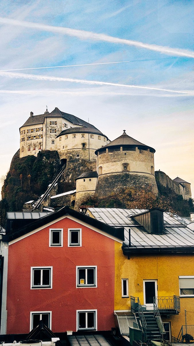 fparri's tweet photo. Mezzogiorno a #Kufstein: 4.948 canne d'organo fanno tremare la valle 🎵

Benvenuti nel #Kufsteinerland, dove i Krampus sono veri e un paese di 1.600 anime ha 2.300 posti a teatro.

La prima parte del mio reportage tirolese 👇
https://t.co/A3k1Fx7RFI https://t.co/QgvmMmGmVt