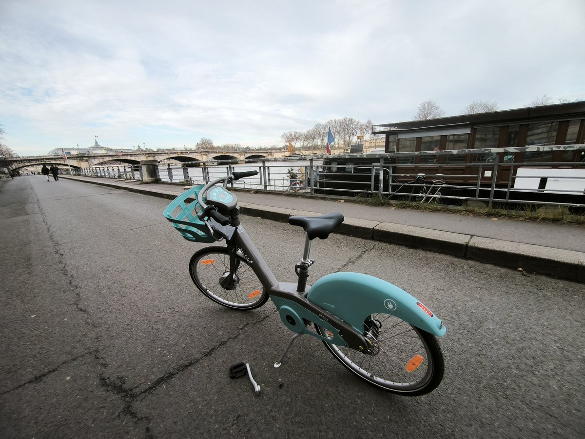 buybackoff's tweet photo. Grand Palais, Concorde bridge and Luxor obelisk, the tricolor, the banks of the Seine, and a nice rental bike in the new 85k number range. The weather is perfect. Almost everything is perfect... just some small things are not in their right place. Can you spot it, @Velib !? https://t.co/7aVMftKaqw