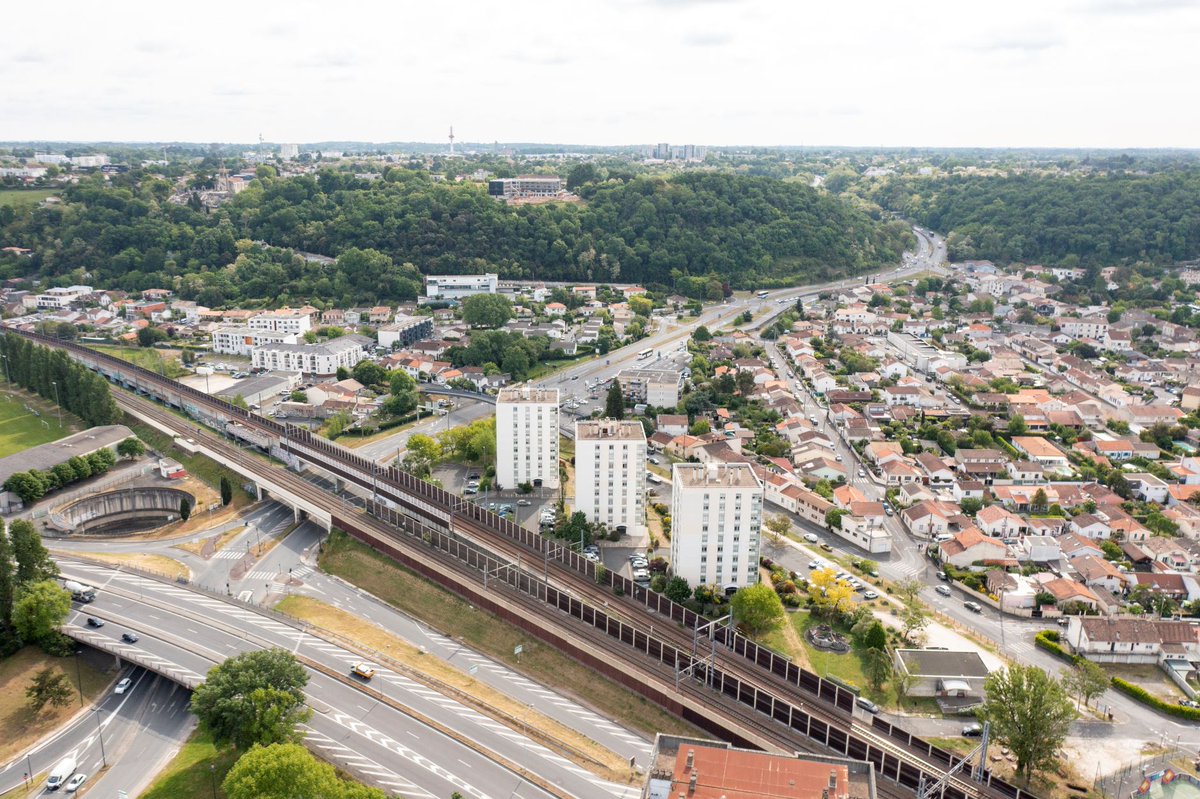 ⚠️🛠️🧹 Chantier Entretien | #BdEntreDeuxMers
📌 <a href="/Bordeaux/">Bordeaux</a> <a href="/BxMetro/">Bordeaux Métropole</a> 
📅 Nuits du lundi 15 et mardi 16 décembre 2025 - 21h/6h

⛔️ Fermeture #BdEntreDeuxMers - giratoire des Mondaults <> cours Gambetta - sens entrant vers Bordeaux.

🌐En savoir + : fcld.ly/bdentre2mers
