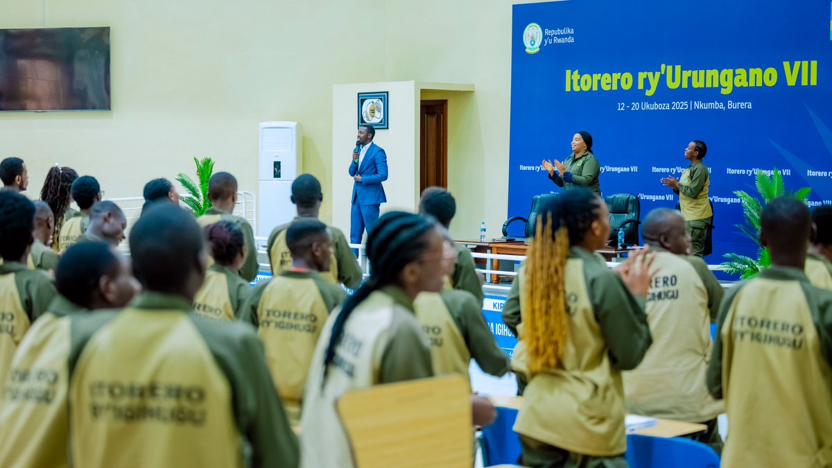 RwandaYouthArts's tweet photo. Urubyiruko rwaganirijwe n'Umuyobozi ushinzwe Abanyarwanda baba mu Mahanga muri @RwandaMFA, @Suwimbabazi_M na Rwiyemezamirimo ukiri muto @Ngabo_Karegeya; ku Cyerekezo cy’Igihugu 2050, kwihangira imirimo n’amahirwe ku Rungano. - Itorero ry' #UrunganoVII https://t.co/f9SSRFWwaI