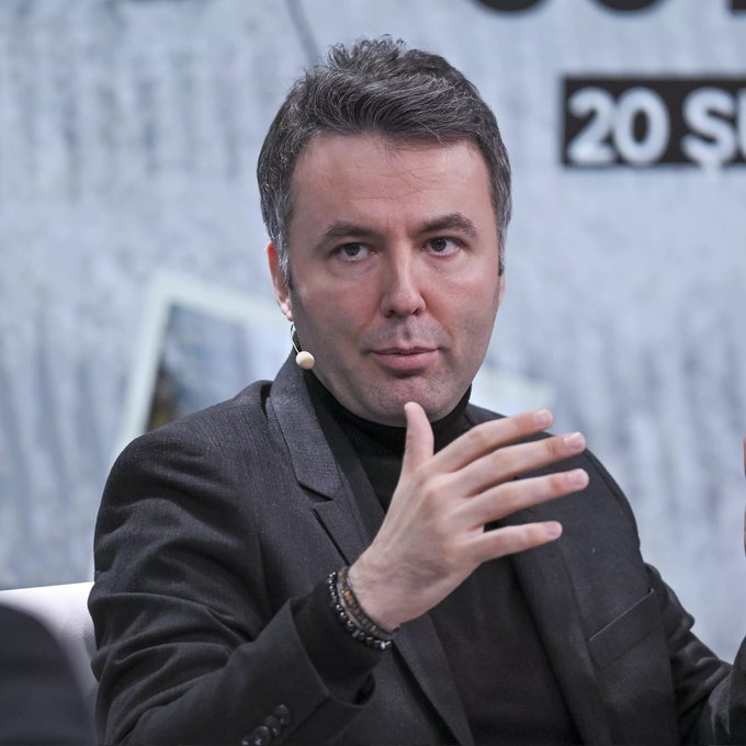 Mehmet Akif Ersoy neysede
Ela Rumeysa Cebeci fiziğiyle haber sunuculuğu yapan birisiyde ve patladilar.