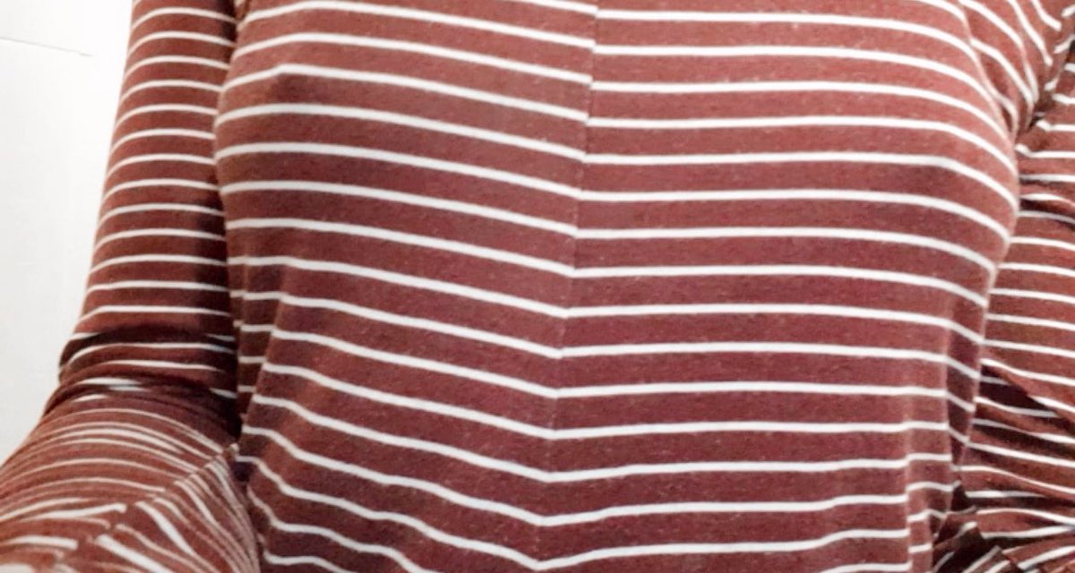 Hoy sin brasier y los pezones duros porque estoy súper cachonda y quiero que me miren😏 

🔀 RT si quieren que me quite la blusa y les muestre todo 💦