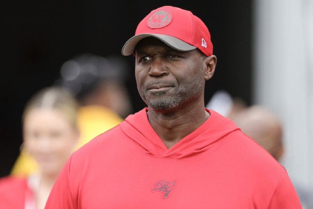 MuseBaker's tweet photo. Todd Bowles Bucs HC results:

2022: 8-9 (lost in wild card)
2023: 9-8 (lost in divisional round)
2024: 10-7 (lost in wild card)
2025: 7-7 (playoffs currently in question)

The definition of MID 😬 https://t.co/xx8PhorLDx