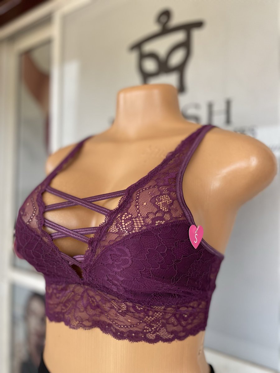 lavishlingeries's tweet photo. Plan to Shop cute lace bralettes from @lavishlingeries tomorrow. Look at this beautiful one now, it even has a J-hook 😘 

Size: S-M
🏷️ 8,000NGN https://t.co/cjWF86shOQ