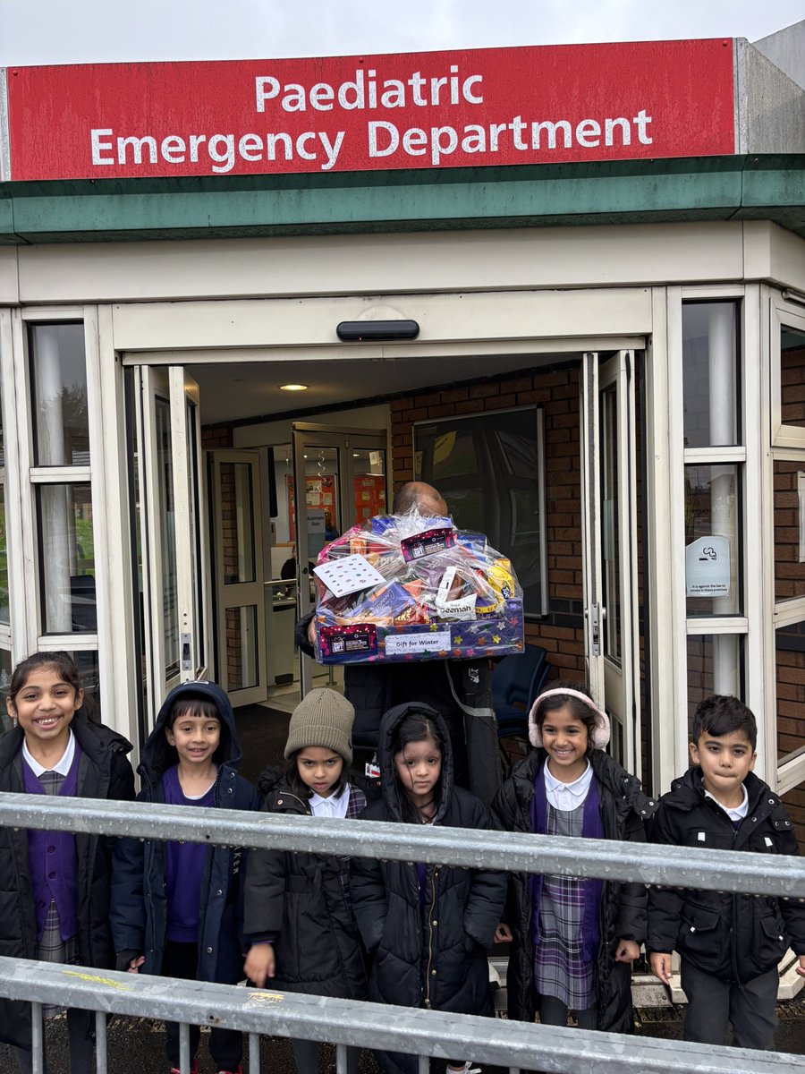 olive_bolton's tweet image. Our #WinterGiftProgramme deliveries continue with a visit to @boltonnhsft #ThankYou #TreatHamper #WeAreStar #NHSHeroes #Bolton #Community #Service #Teamwork #Ambition #Respect #KindnessMatters