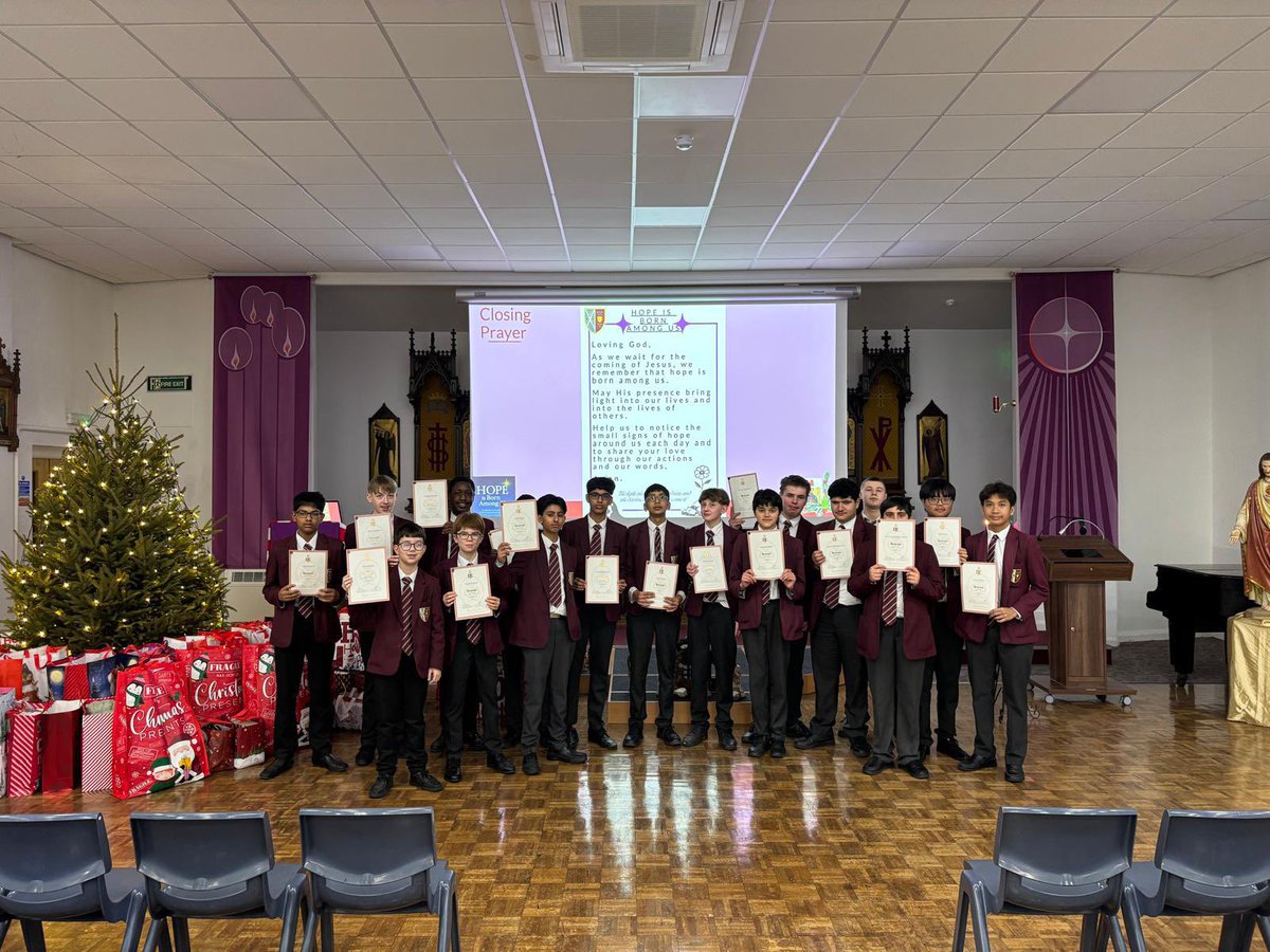 Well done to the <a href="/StCuthbertsHigh/">St Cuthbert's High School</a> Year 10 DofE pupils who have completed their Bronze award and were today presented their certificates! 🧭🏅

#StCuthbertsFormingGreatMen
#MenOfCompetence
#MenOfCommitment