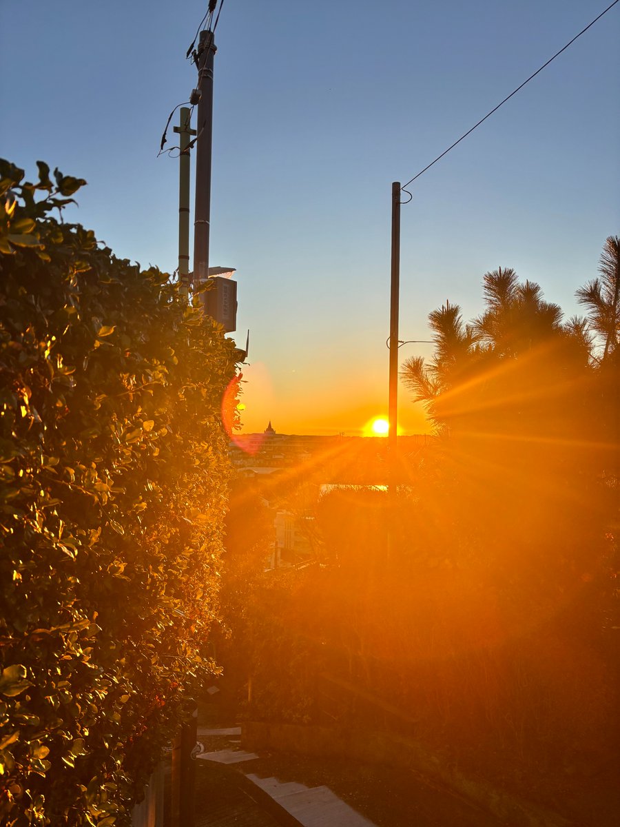 皆さん、おはようございます😊
気温6℃藤沢市です
今年も残すところあと15日✨
エジプトから待望のQSL到着🎉
病気、怪我などなく、皆さん乗り切って
行きましょう！！
健康第一、安全第一かもしれない運転🚗🚛
今週もよろしくお願いいたします🙇‍♂️