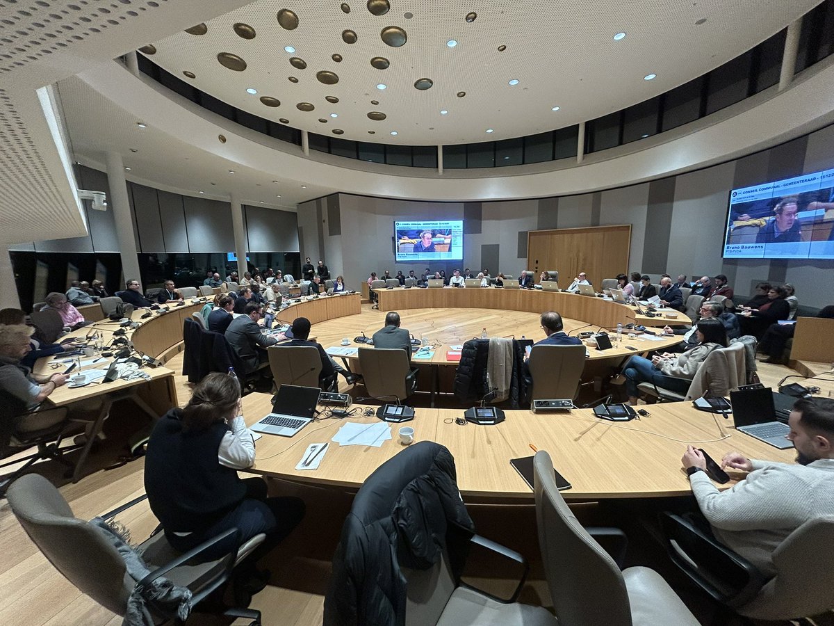 In #Brussel-stad gaan de gemeentelijke opcentiemen van 6% naar 4,9%. Sympathiek.

Intussen verhoogt men wel de inkomsten uit de onroerende voorheffing met 50 miljoen euro. De eigenaars die zelf in hun woning wonen krijgen daarentegen een korting en zullen volgend jaar net minder