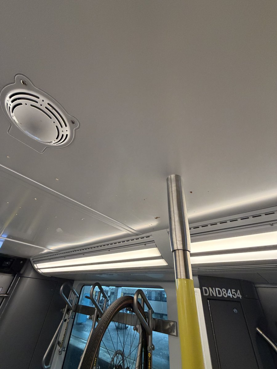 SkipperReu's tweet image. Morning @TrainLinkWest
D154 has:
- Human projectiled food on the roof and IDI
-A broken bike rack in DND8454
- Graffiti on DDA9454 windows and doors
Please rectify when possible thank you