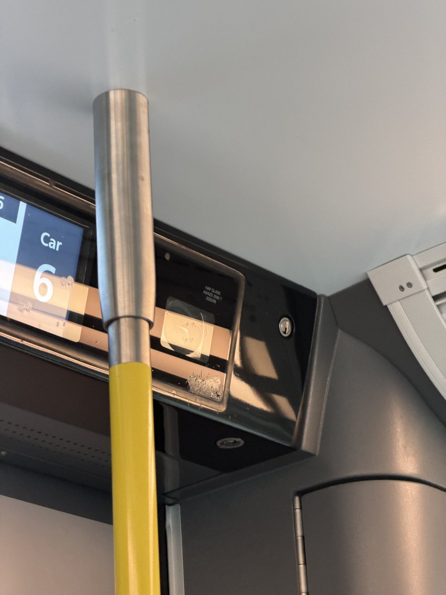 SkipperReu's tweet image. Morning @TrainLinkWest
D154 has:
- Human projectiled food on the roof and IDI
-A broken bike rack in DND8454
- Graffiti on DDA9454 windows and doors
Please rectify when possible thank you