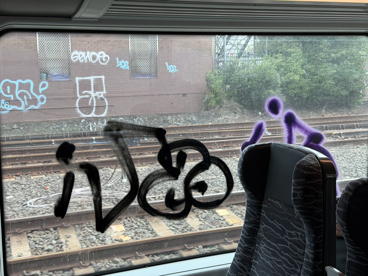 SkipperReu's tweet image. Morning @TrainLinkWest
D154 has:
- Human projectiled food on the roof and IDI
-A broken bike rack in DND8454
- Graffiti on DDA9454 windows and doors
Please rectify when possible thank you