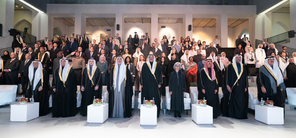 تحت رعاية وحضور سمو ولي العهد الشيخ صباح خالد الحمد الصباح. افتتاح (معرض بين تحفتين: نشأة دار الأثار الإسلامية) في مركز الأمريكاني الثقافي 