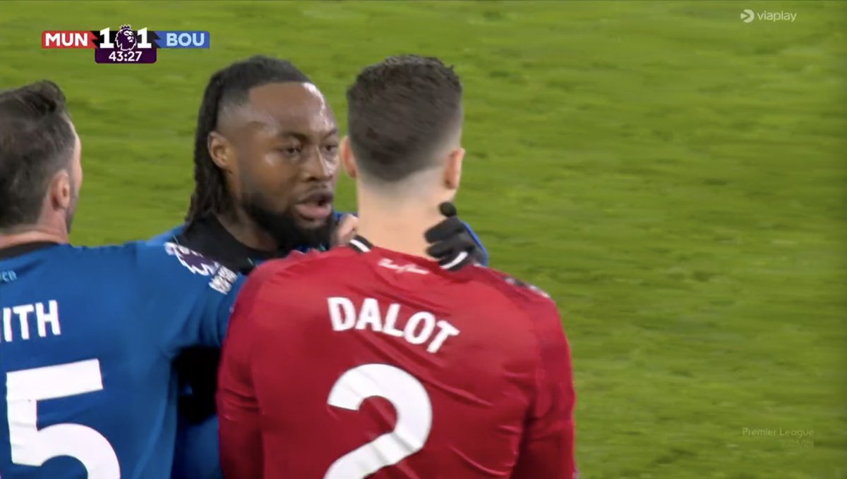 TouchlineX's tweet image. 📸 - SEMENYO CLEARLY GRABBED DALOT BY HIS THROAT!

NO RED CARD GIVEN!