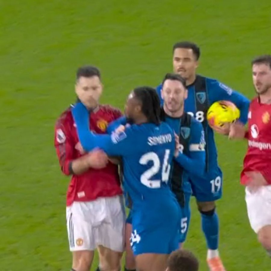 UnitedUpdates's tweet photo. 🚨 Semenyo GRABBED Dalot by his throat... NO RED CARD?? https://t.co/AgCpS4Unyg