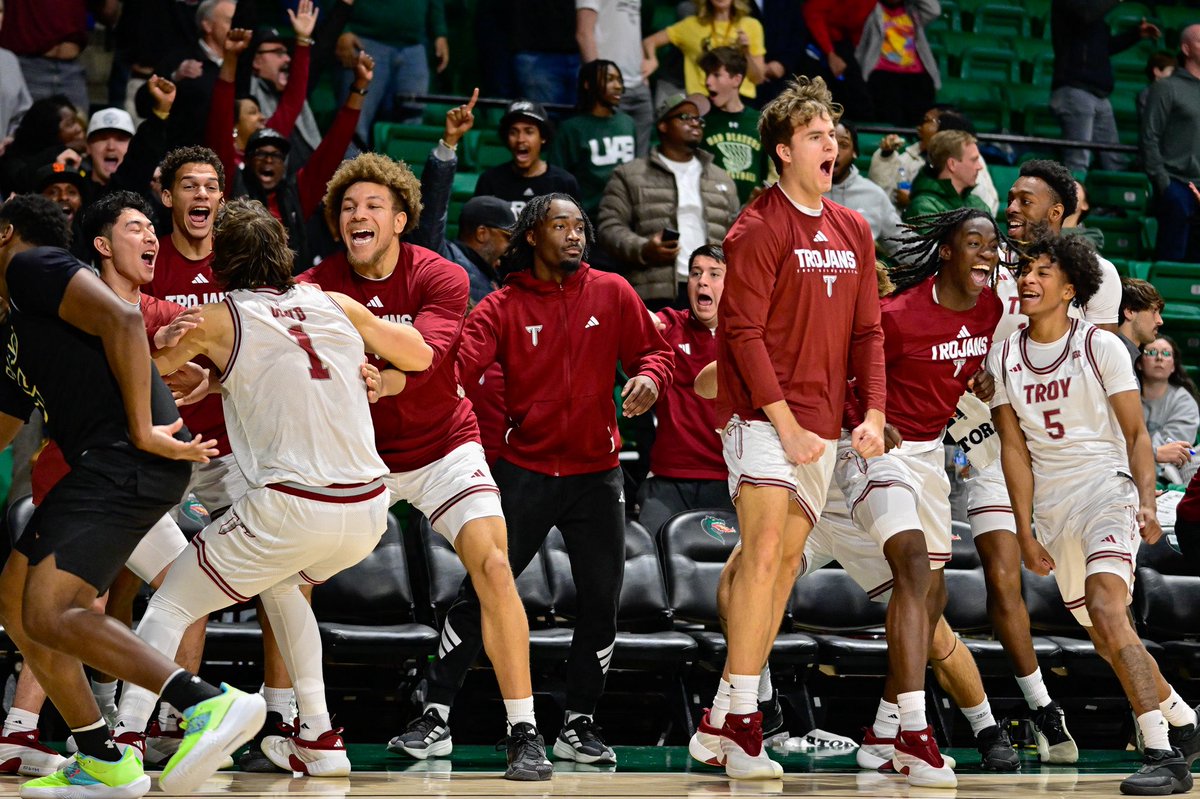 TroyTrojansMBB's tweet image. After the final horn 📸

#TakeTheStairs | #OneTROY ⚔️🏀