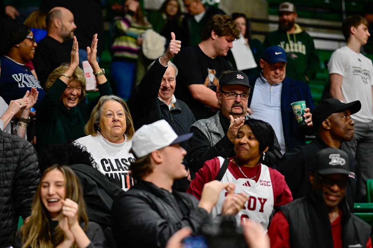 TroyTrojansMBB's tweet image. After the final horn 📸

#TakeTheStairs | #OneTROY ⚔️🏀
