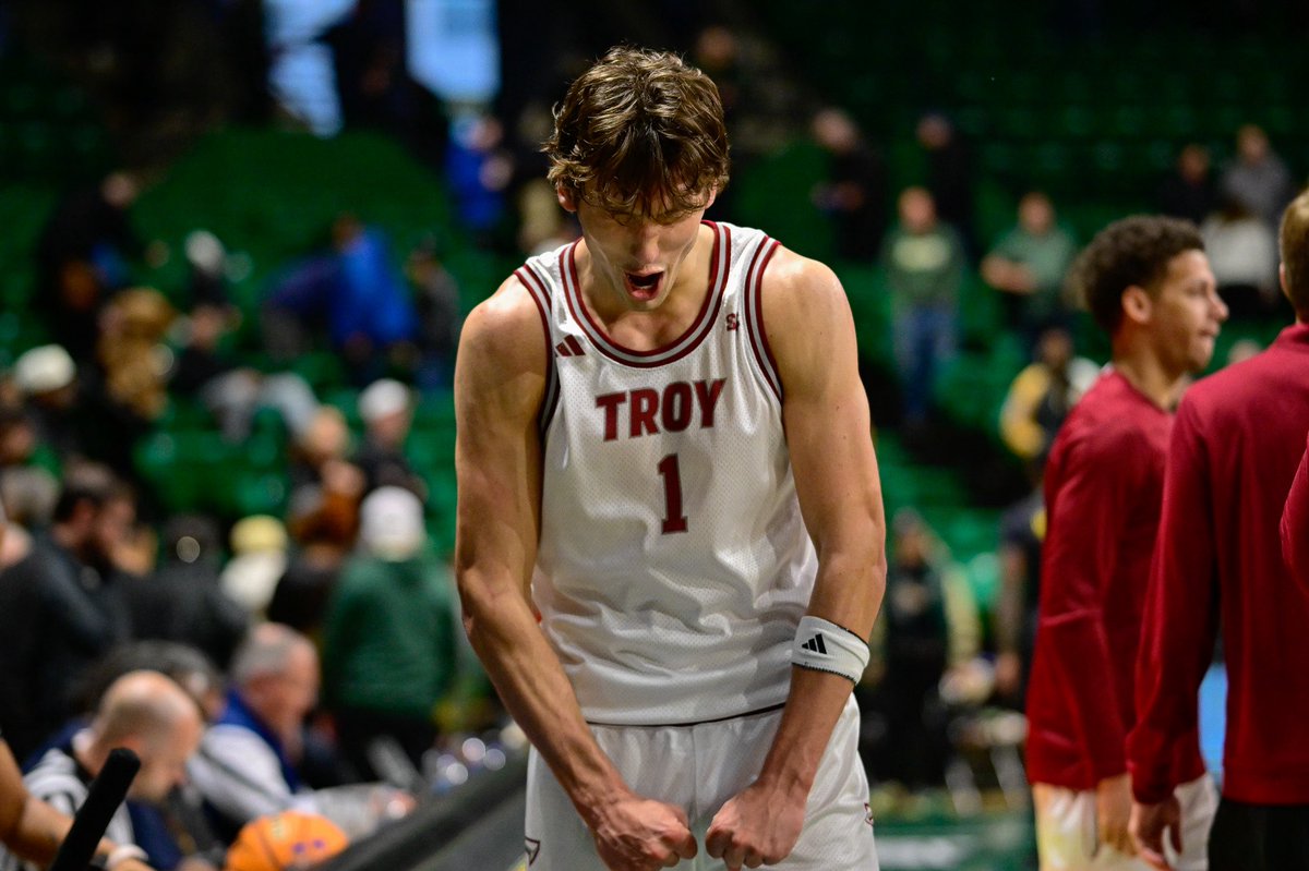 TroyTrojansMBB's tweet image. After the final horn 📸

#TakeTheStairs | #OneTROY ⚔️🏀