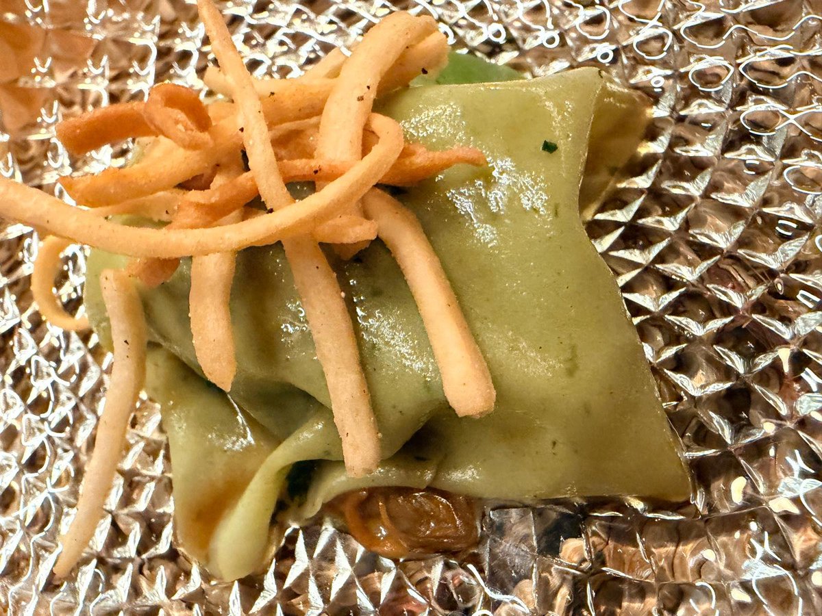 Chegou case ao final! Para min unha das propostas gastronómicas importantes de Galicia no 2025:  Marmurio do río (Allariz).  
-2 menús 
-Carta de só 6 viños 
-Cociña de gran dominio técnico, suculenta e con pratos que sempre agachan algo, desde cardinalidades un tanto distintas.