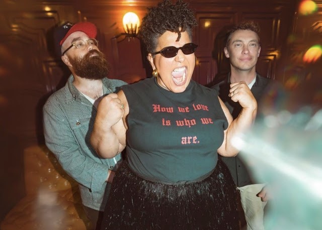 Alabama Shakes anuncia datas da turnê de 2026

Saiba mais acessando:
kissfm.com.br/alabama-shakes…

Foto: Bobbi Rich

Por Juliana Carpinelli (Big Rock N’ Roll)