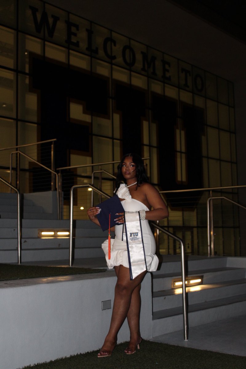 itssdionee_'s tweet photo. on a random monday in 2025, i received my degree 🎓 https://t.co/oEhdwYkmOm
