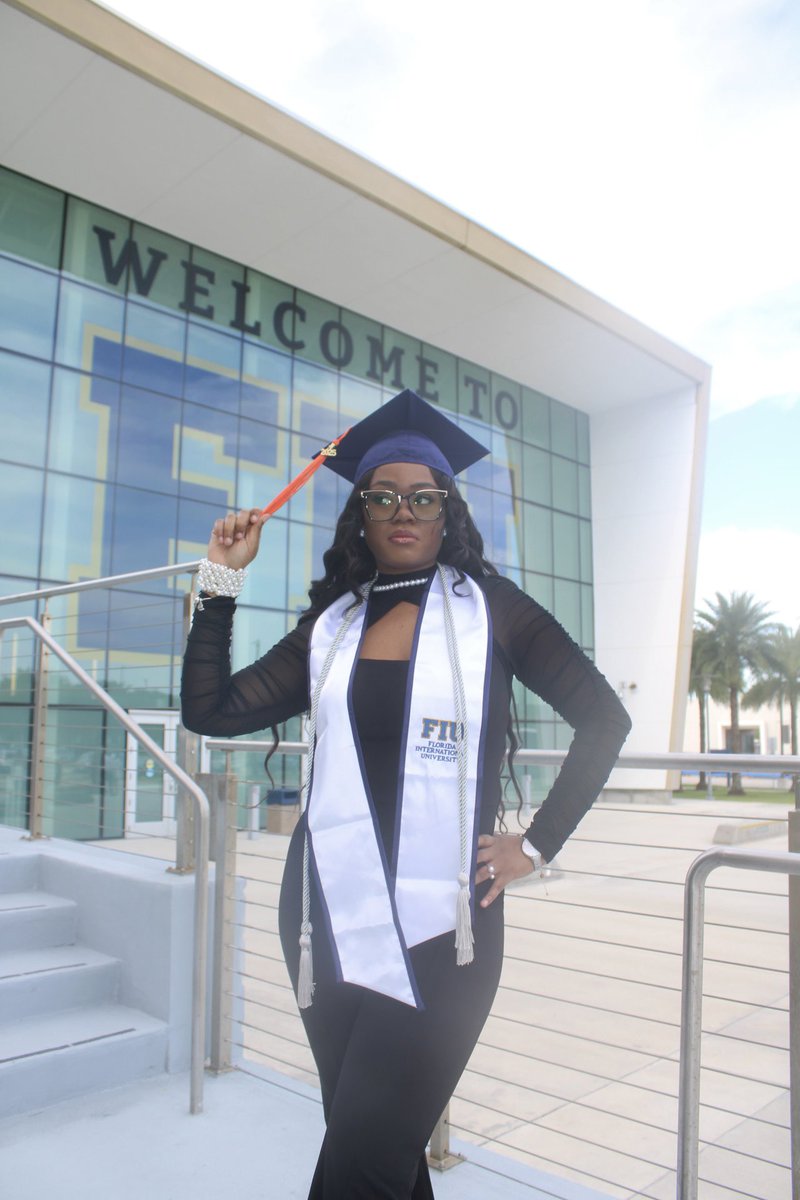 on a random monday in 2025, i received my degree 🎓