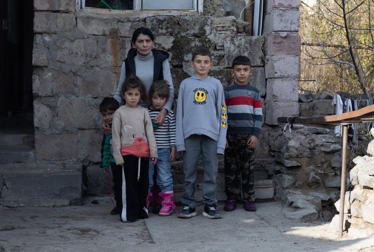 SOSCdOrient's tweet photo. 🇦🇲#NoëlenOrient - Prions pour cette famille arménienne éprouvée par des mauvaises conditions de vie.
Tout au long de cet Avent 2025, nous vous proposons de prier particulièrement pour les #chrétiensdOrient éprouvés physiquement ou moralement par la guerre, les persécutions, les discriminations, les catastrophes naturelles et les maladies.
« Julia élève seule ses sept enfants, dans une maison reconstruite comme elle a pu, avec des matériaux récupérés, des planches, des tôles, ce que la vie a mis sur son chemin. [...] »
👉🏻 Lire la suite : https://t.co/bLCyT1FEA8
♥️ Offrez un colis d’urgence à une famille arménienne. Faites un don : https://t.co/ZGd74ABGls
#Arménie