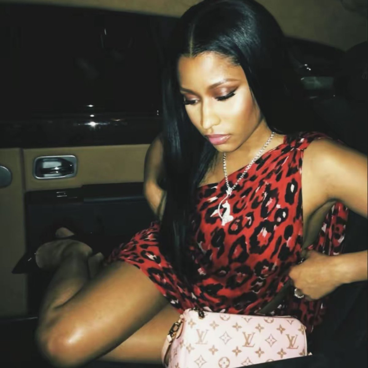 Zina (@nickivirals) on Twitter photo 