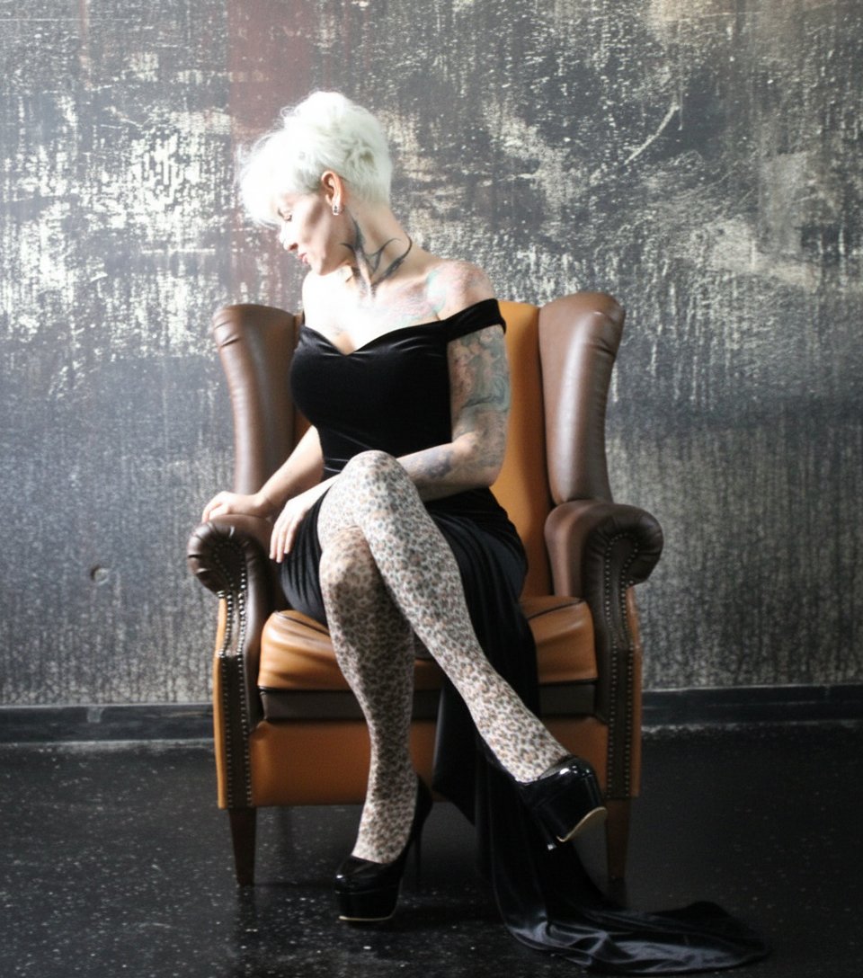 LaneLexy59946's tweet photo. Tall, curvy, tattooed blonde with short hair 
If that’s your type – you know what to do 
#LuxuryEnergy #DominantWoman https://t.co/3QWvNeD0Nl