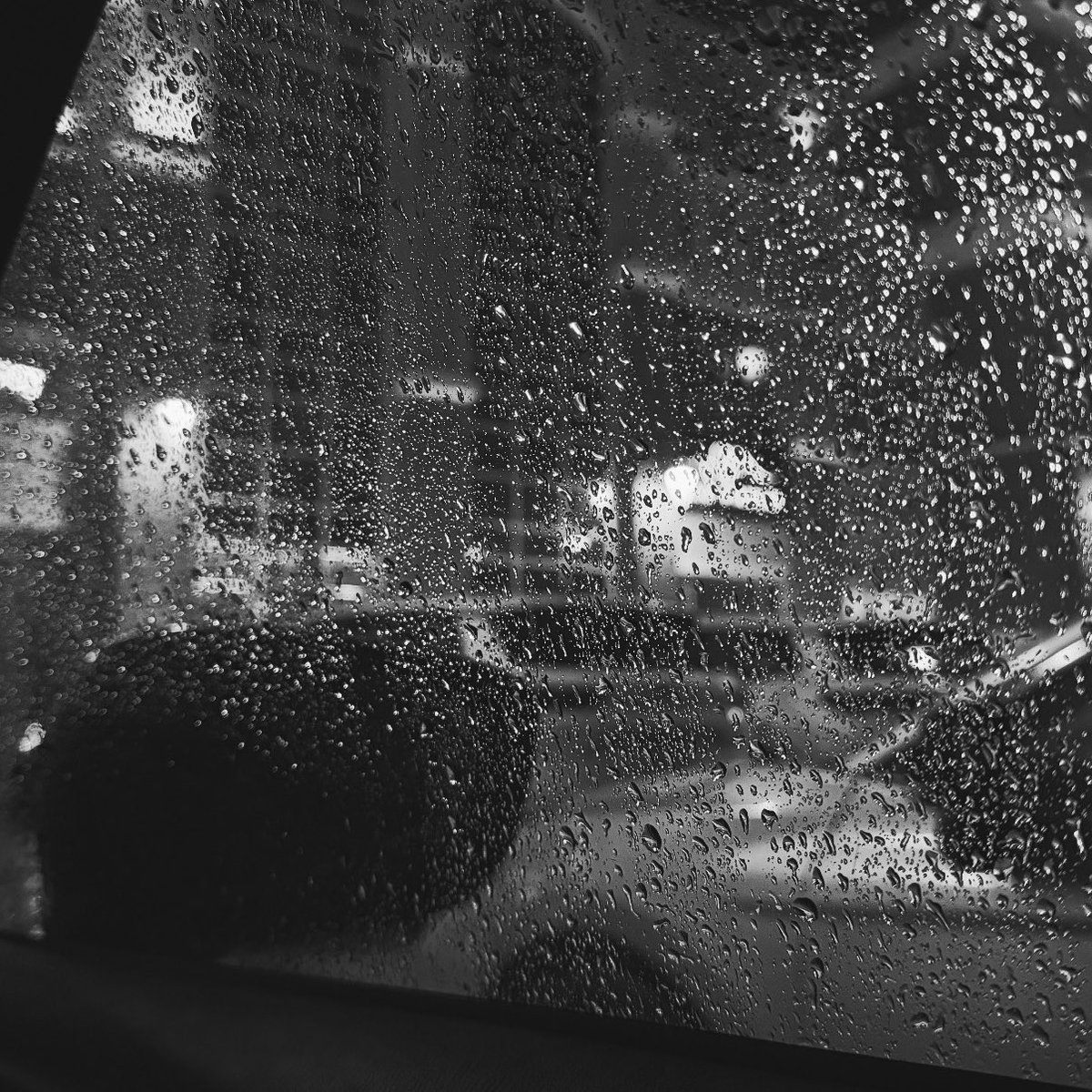 أمطري على قبر اللي وجعني غيابه
يا عسى ذيك الملامح تسكن الجنه
اللهم بعدد قطرات المطر أرحم
من أشتاق قلبي لرؤيته و أسقِ قبره من
هذا المطر و أعفُ عنه و أغفر له وارحمه

#ابراهيم_العسكر