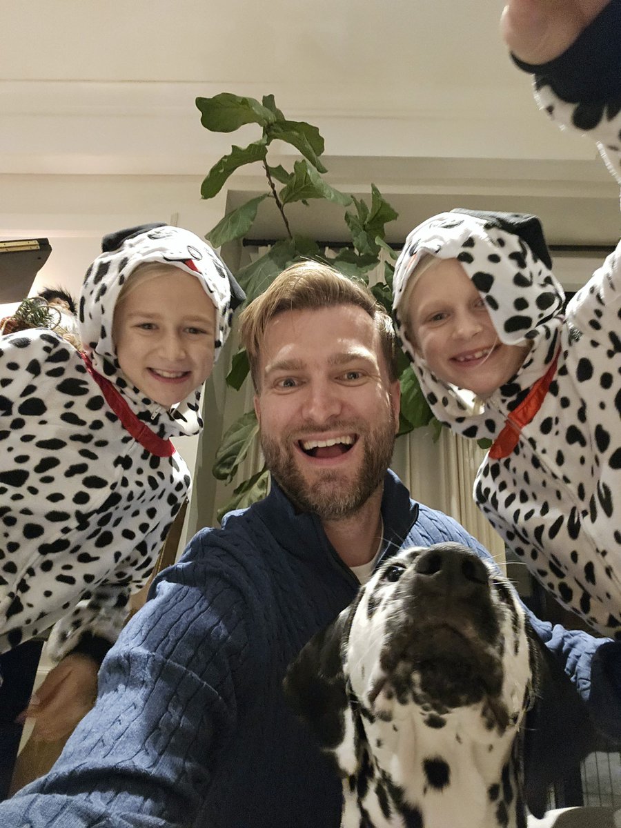 On dirait bien que notre dalmatien a maintenant deux clones. 🤣

Les filles ne pourraient pas être plus heureuses d’avoir enfin LE pyjama parfait pour « matcher » avec lui.

Et visiblement, le chien essaie d’évaluer si ces deux nouveaux membres méritent vraiment leur place dans