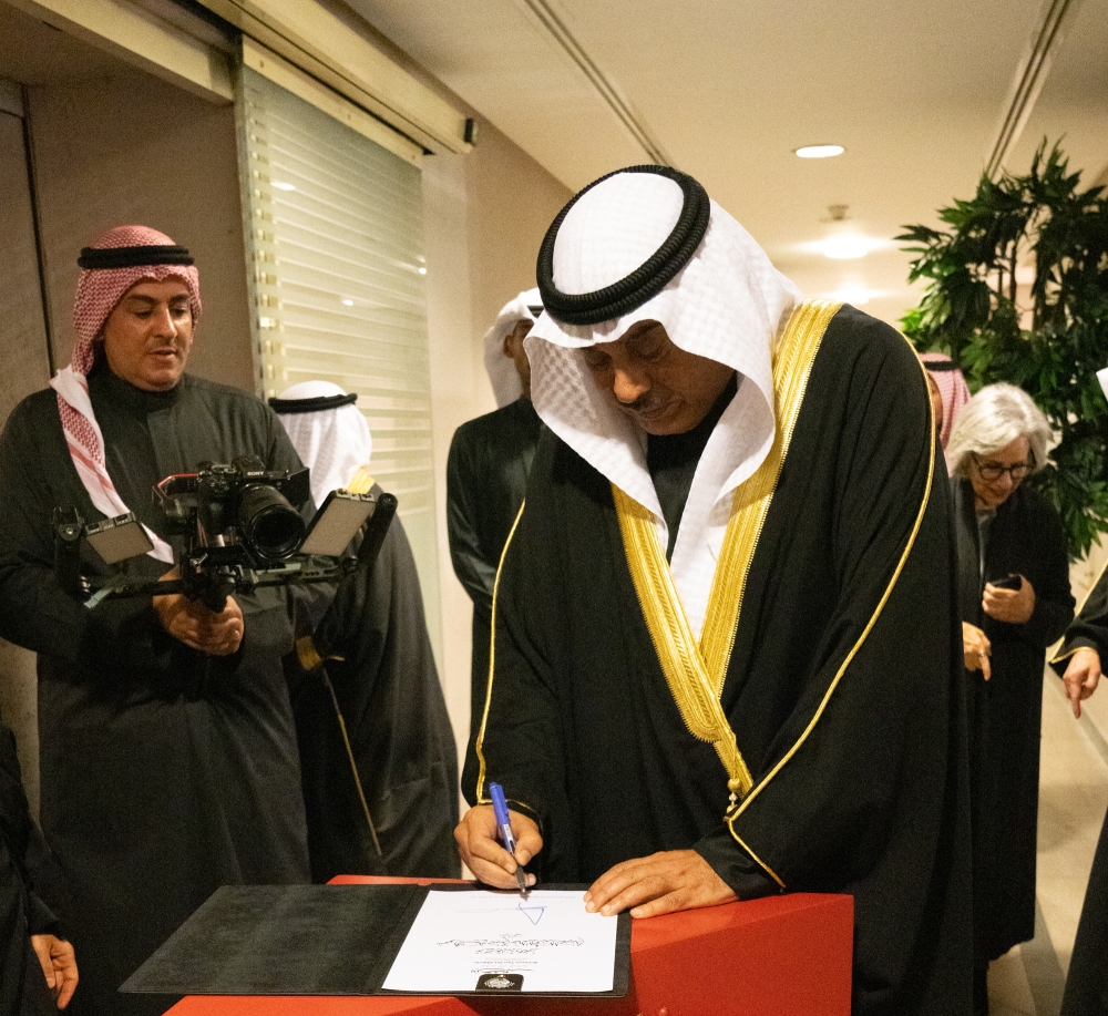 برعاية وحضور سمو ولي العهد.. افتتاح معرض "بين تحفتين: نشأة دار الآثار الإسلامية" في مركز الأمريكاني الثقافي - المطيري: المعرض يؤكد حرص الكويت على إبراز إرثها الحضاري الإنساني وتعزيز حضورها الثقافي والمعرفي - البعيجان: "بين تحفتين نشأة دار الآثار الإسلامية" ثمرة جهد تطوعي شارك فيه أصدقاء الدار بمحبة وإخلاص - الجسار: دار الآثار الإسلامية منذ تأسيسها جسر حي بين الكويت والعالم وأدت دوراً متقدماً لتكون سفيراً لدبلوماسيتها الثقافية 