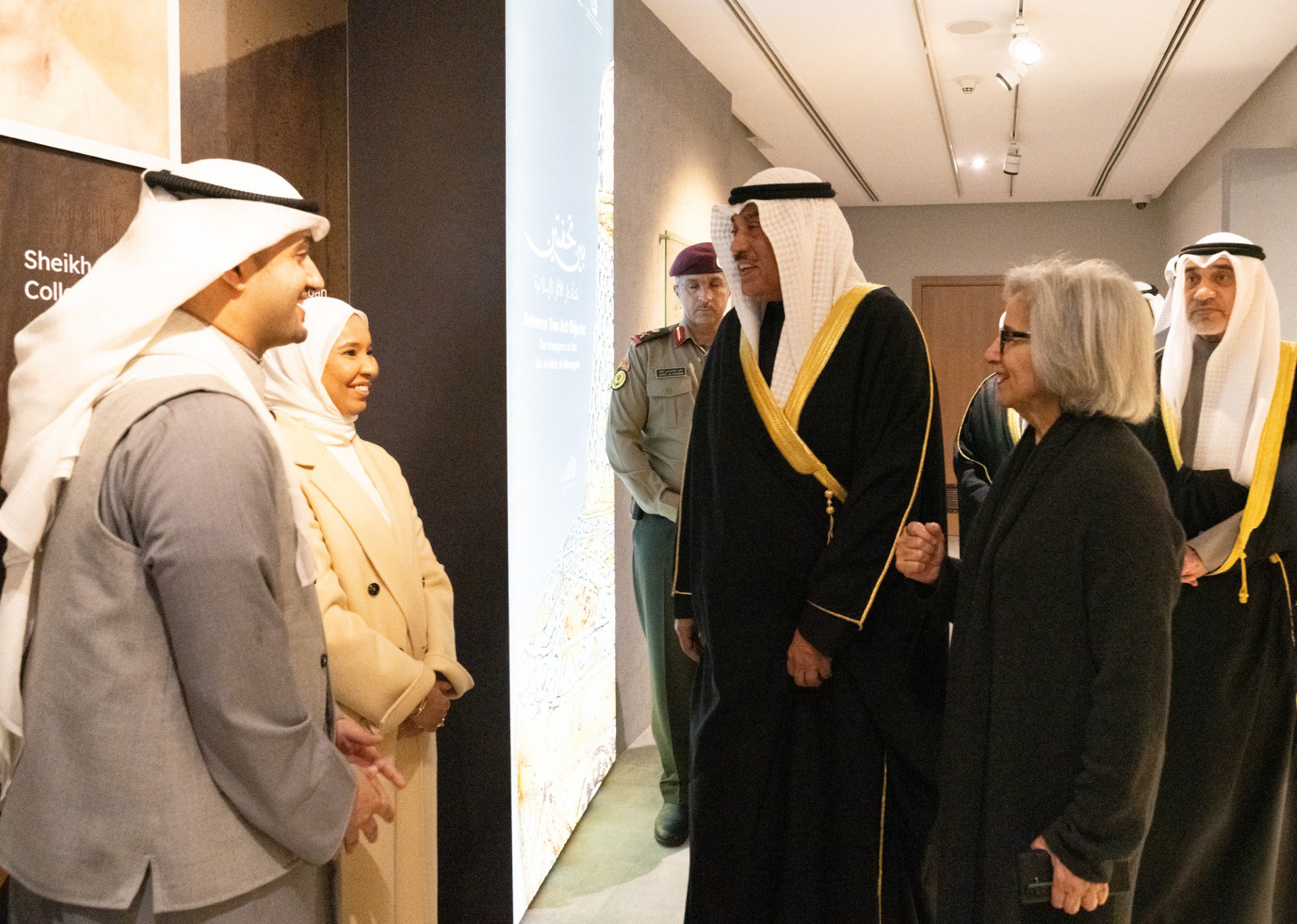 عريف الحفل رئيس اللجنة التأسيسية لأصدقاء دار الأثار الإسلامية بدر البعيجان: نحتفي بإنجاز كويتي يقدّره العالم ومعرض (بين تحفتين) ثمرة جهد تطوعي شارك فيه أصدقاء الدار بمحبة وإخلاص 