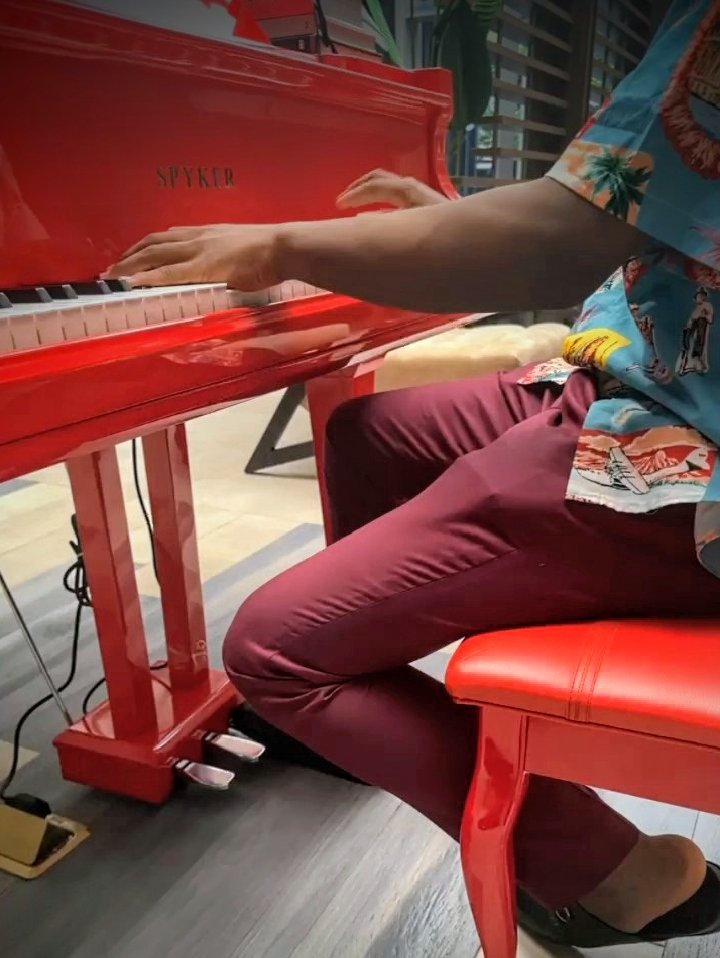 nathfavour_'s tweet image. When I'm not battling with various species of bugs 👨🏽‍💻, or tinkering with hardware until I fry a GPU, it's gotta be the piano✌🏽🎹💙 #piano #hobbies #lifestyle #tech