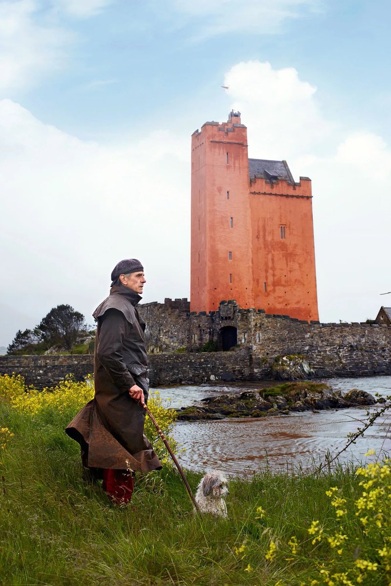 TheCinesthetic's tweet photo. Jeremy Irons lives in a restored 15th-century Irish castle, where he hosts guests, plays the fiddle, and sails with his dog, Smudge. https://t.co/5Vj9MDwm4f