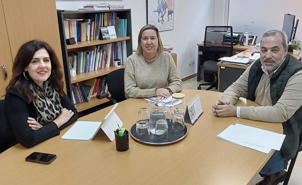 FanomibOrg's tweet image. Nuestro presidente, Álvaro Hernández, se ha reunido hoy con la consellera de @GOIB_Social @Sanfh y la DG Catalina Isern con iniciativas para las familias numerosas y que @goib impulse que los consells agilicen la tramitación del título oficial de @FamNumerosas y su digitalización