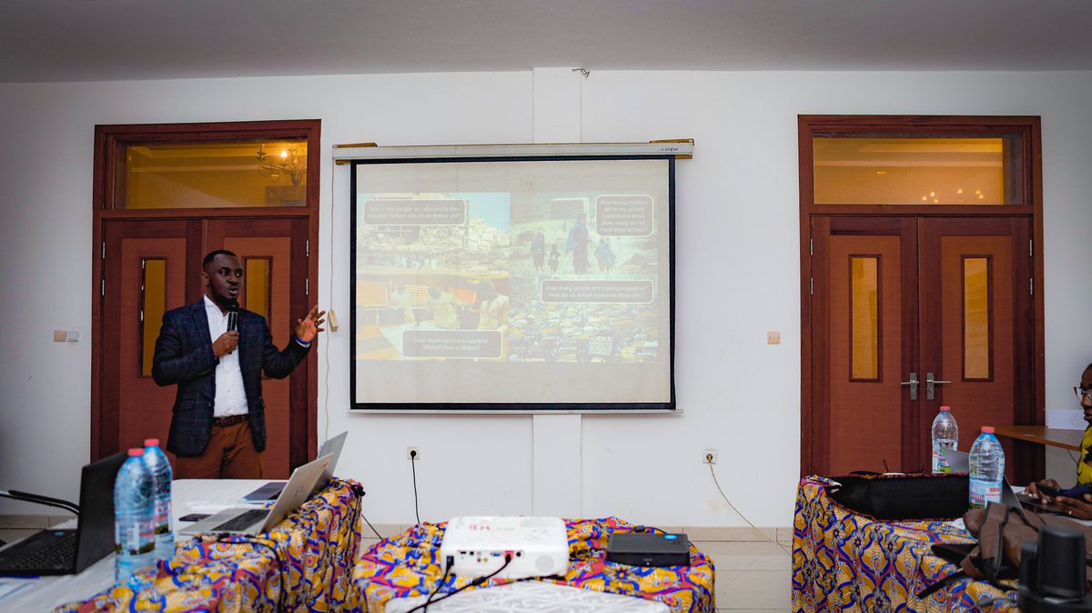 UNFPACameroon's tweet photo. L'atelier d'analyse du recensement hybride a démarré ce jour à Ebolowa
@UNFPA, @FAO et #RGPH4/RGAE mobilisent les experts pour valider des méthodes d’analyse et de modélisation des données utilisables pour estimer la population et l’agriculture dans les zones difficiles d’accès. https://t.co/kjTuXR0aBC